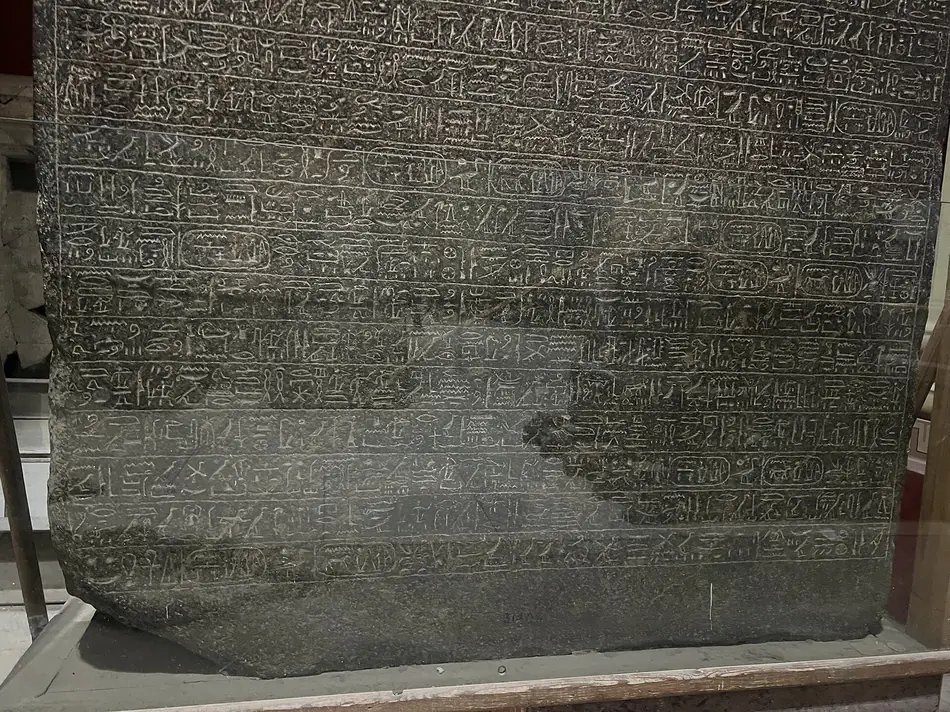 A estela de Merneptah no Museu Egípcio