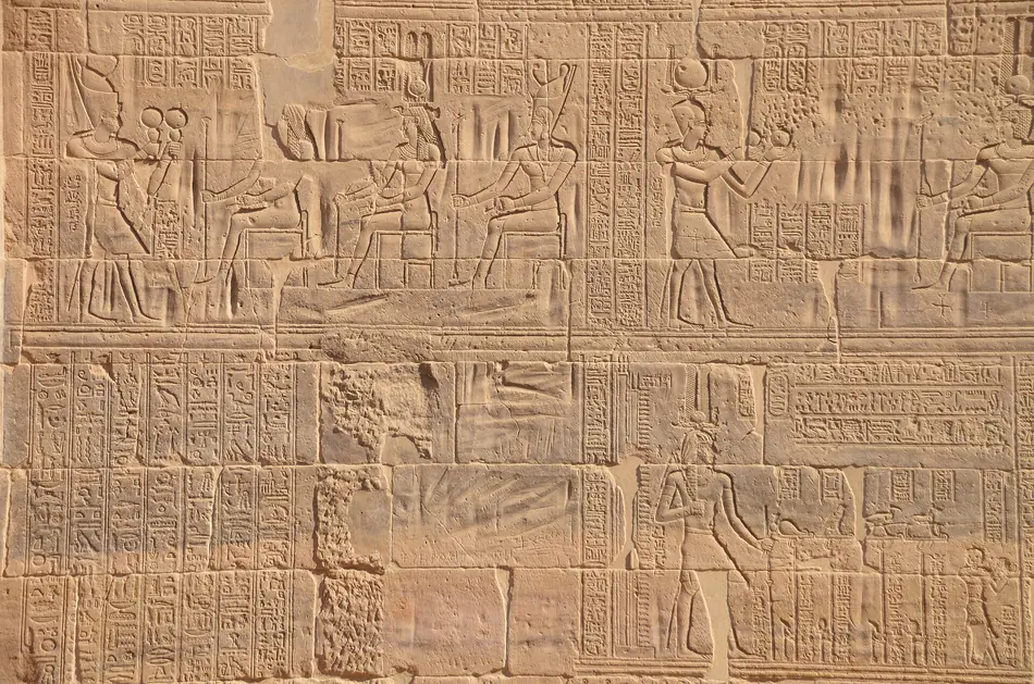 Ptolomeu IV em relevos do templo de Arensnuphis