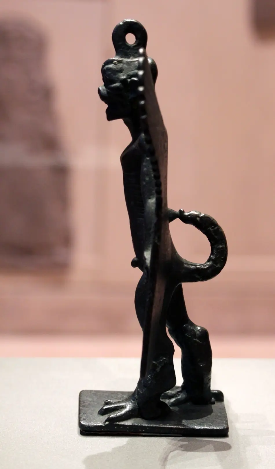 Amuleto de bronze com a cabeça do demônio Pazuzu